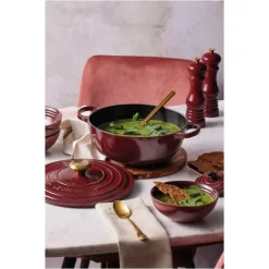 Marmite en Fonte 26 cm Garnet Bouton Doré Le Creuset Signature